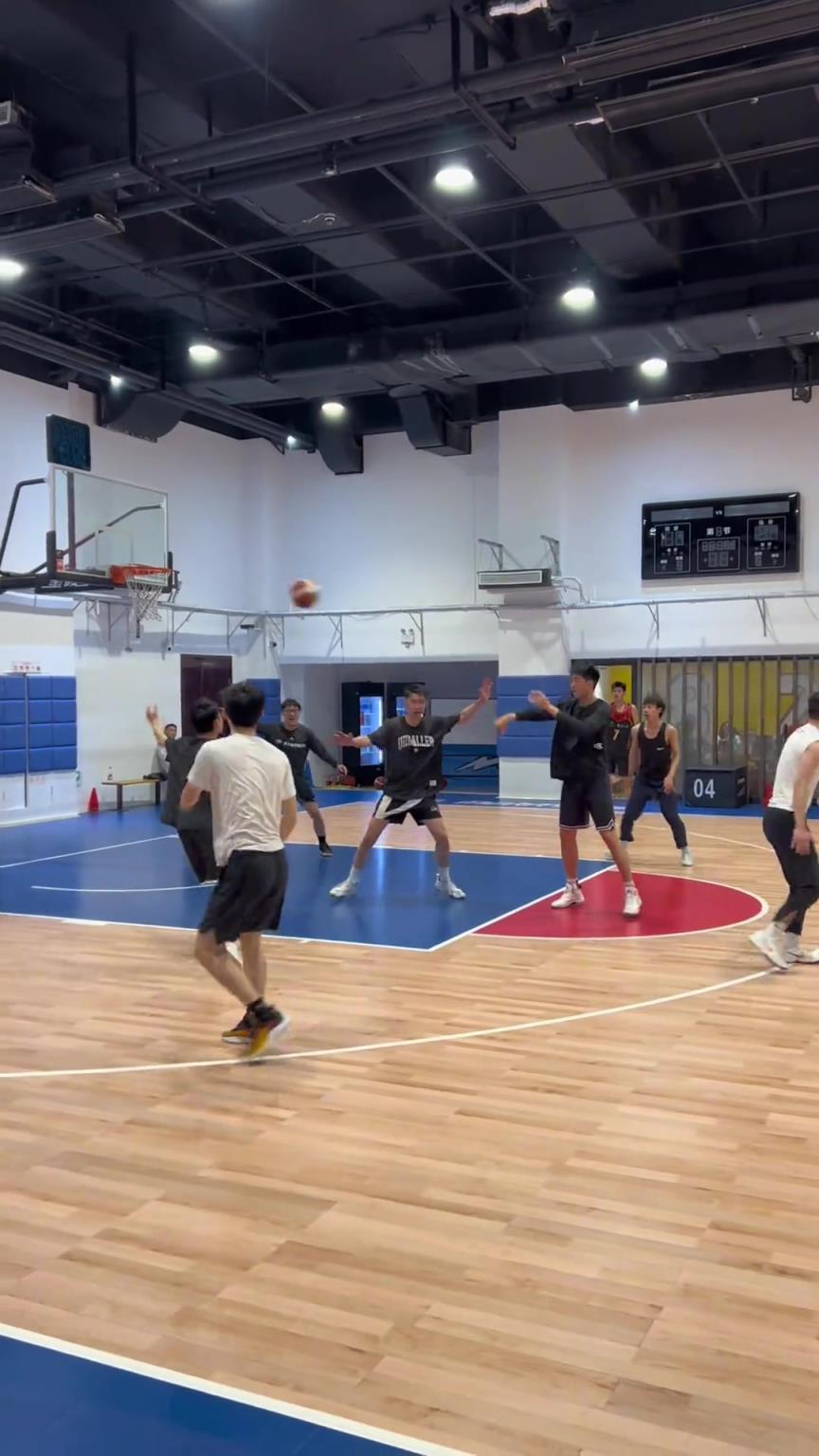 對手回家后：老婆，我今天在野球場匹配到巔峰馬刺隊了！