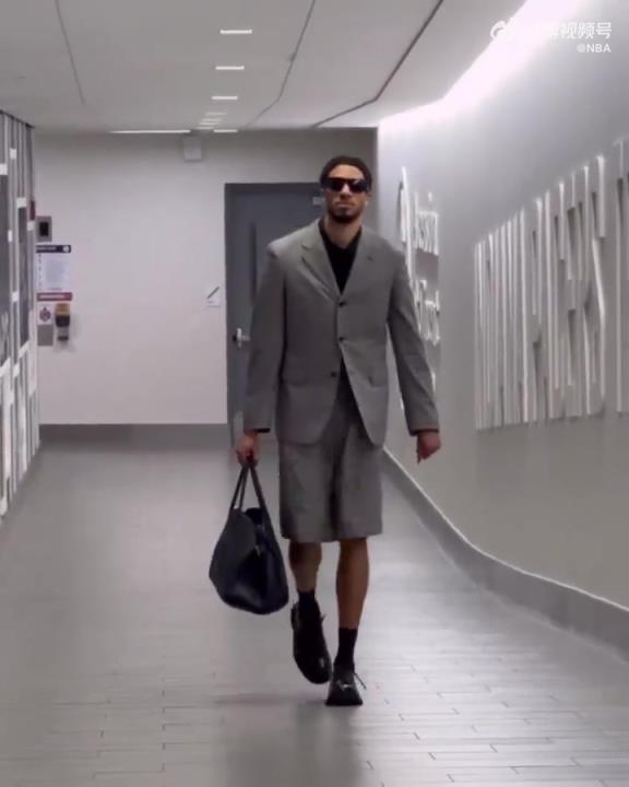 時尚潮男！哈利今日一身灰西裝短褲墨鏡搭配入場 腿真細(xì)！