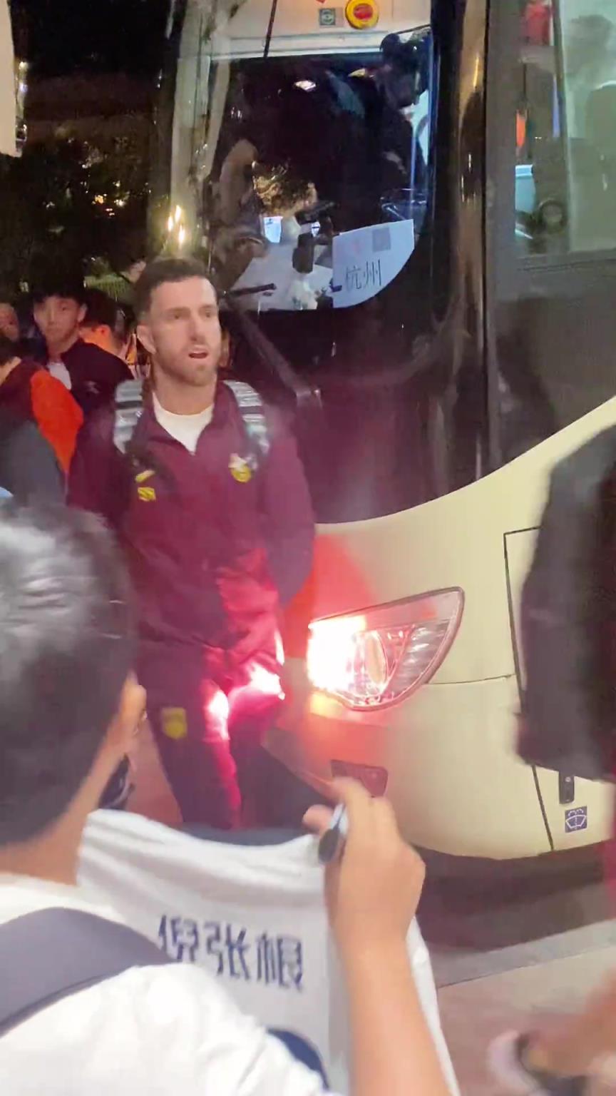 韋世豪嚇得箭步逃跑！國(guó)足深夜到酒店差點(diǎn)被摁在車(chē)頭不讓走