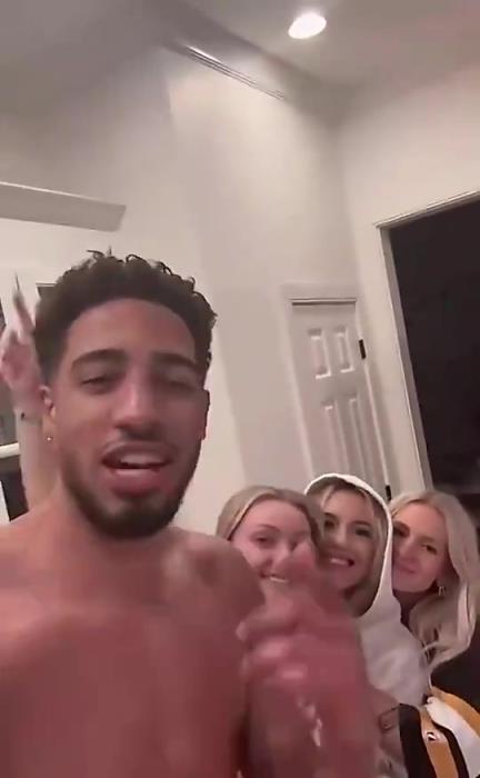 今日怒砍歷史級三雙！哈利此前光著膀子與三位金發(fā)美女同框