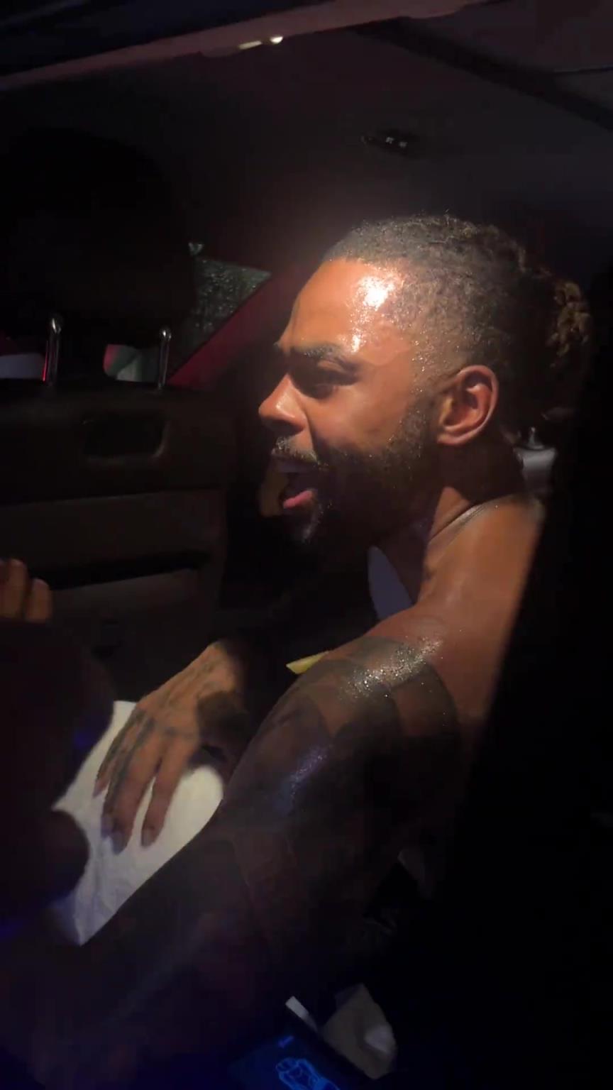 太熱情了！拉塞爾中國行坐車離開球迷們被團團圍住