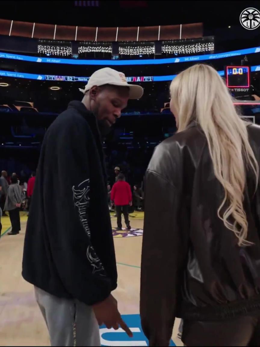 小帥這氣質(zhì)！杜蘭特與庫里教妹布林克擁抱，眼睛好像一直偷瞟布林克大長腿