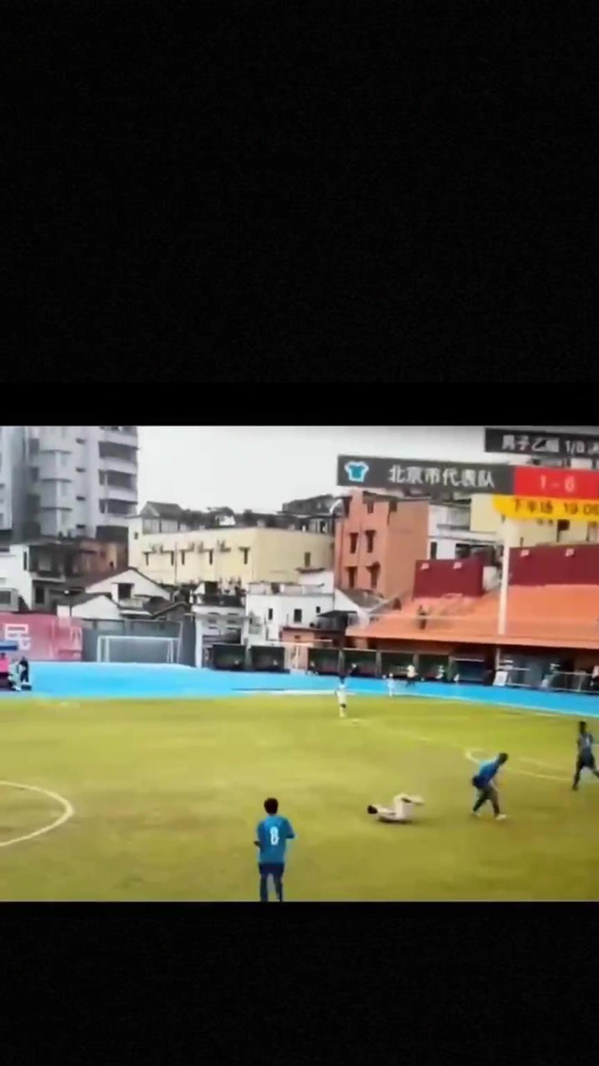 太可怕了！全運(yùn)會(huì)驚現(xiàn)殺人足球，球員將對手直接踢骨折