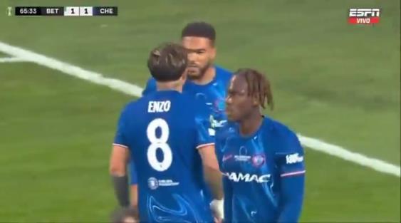 繼續(xù)干！恩佐進球后給了詹姆斯一巴掌，兩人頂頭互相打氣