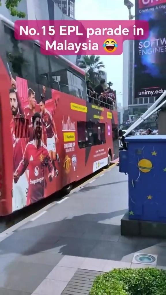 游街示眾？曼聯(lián)在馬來西亞街頭大巴游行，球迷笑噴