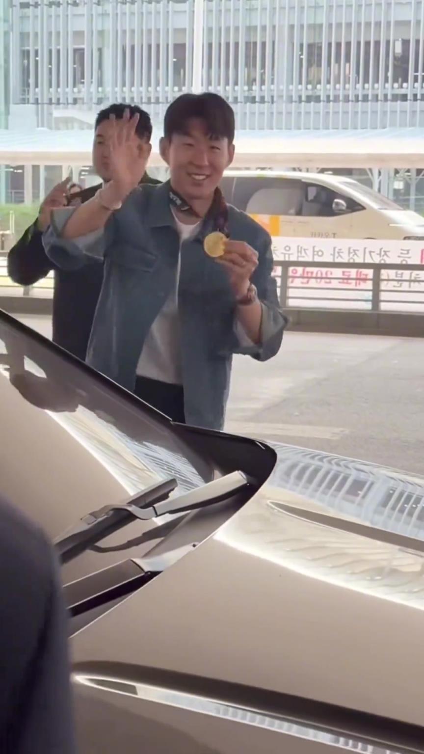 衣錦還鄉(xiāng)！孫興慜返回韓國，眾多女球迷讓其把歐聯(lián)獎牌戴上