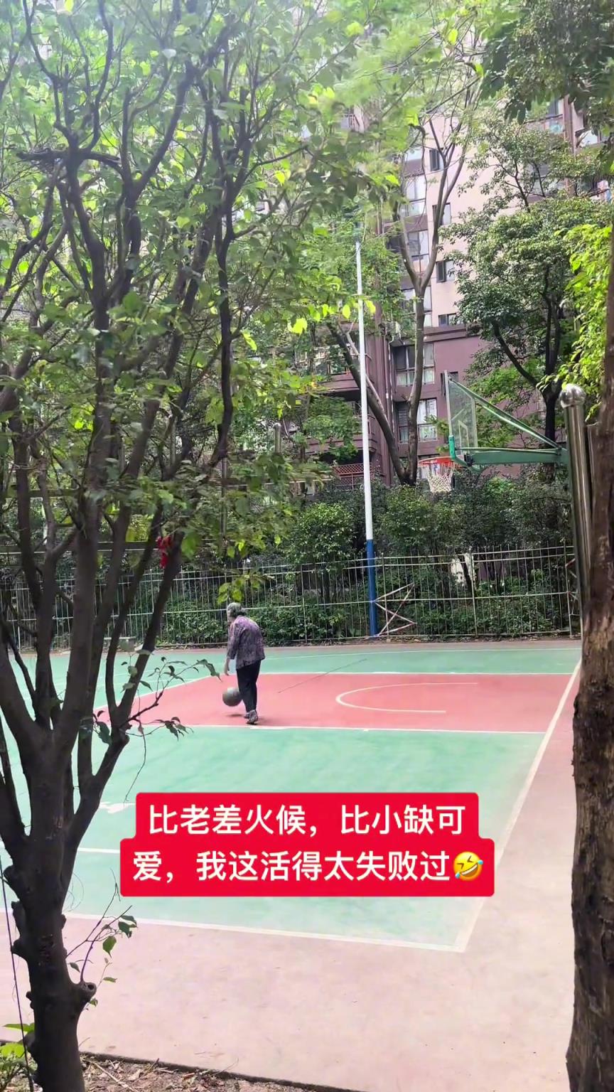 這阿婆單手一投一個(gè)準(zhǔn)，姜還是老的辣