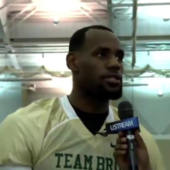 哥兩個(gè)還會(huì)這個(gè)啊？11年NBA停擺期間老詹和阿杜組隊(duì)玩橄欖球