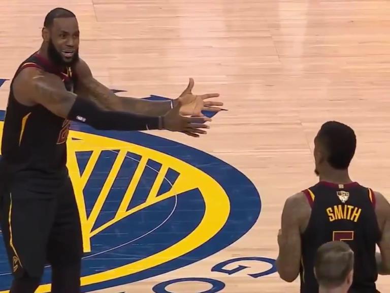 名場(chǎng)面！JR搶下關(guān)鍵籃板沒(méi)看表，老詹質(zhì)問(wèn)JR為何傳球