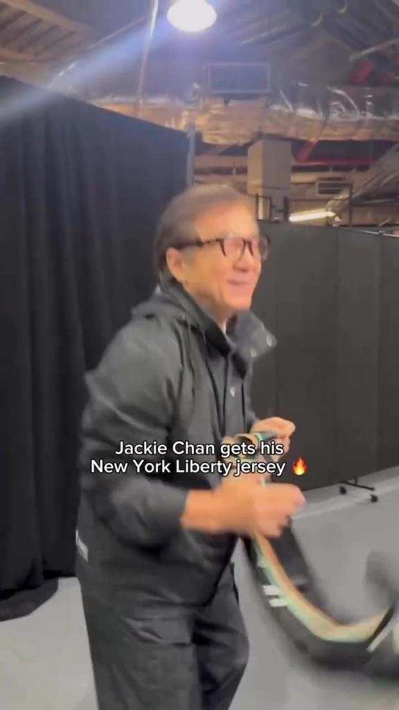 肌肉記憶！成龍這幾下空氣運球像是進了家具城