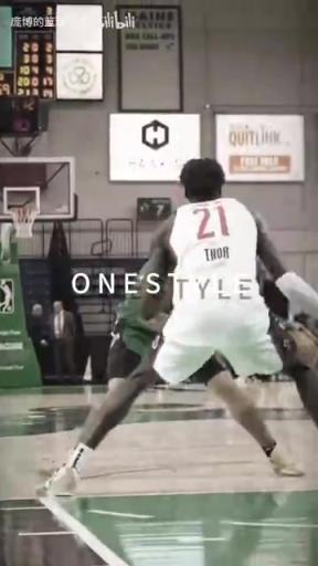 正統(tǒng)美式后衛(wèi)！JD戴維森炒菜后低手合球，對抗上籃打進！