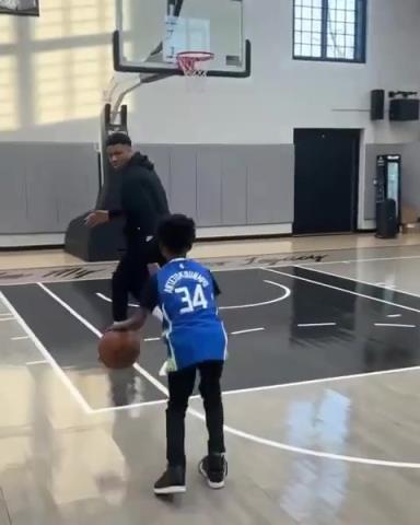 交易價值急劇下降！字母哥和小球迷單挑被當面絕殺