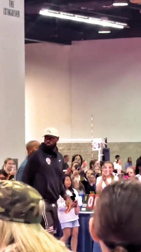 什么是巨星啊！詹姆斯現(xiàn)身排球場被小球迷包圍 這就是行走的流量