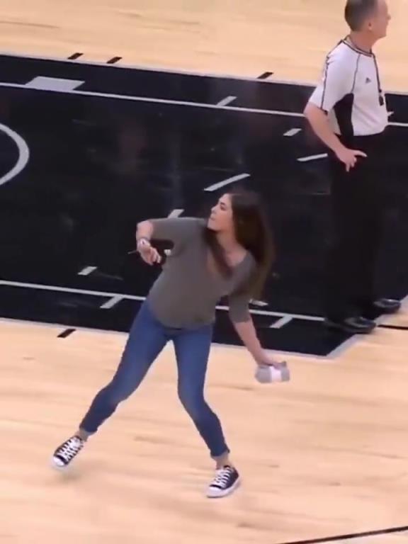 不愧是美國女籃主力，普拉姆的力量太嚇人了