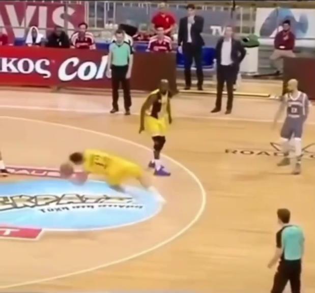 下地真快！搶斷這哥們兒多少是有點門將基礎