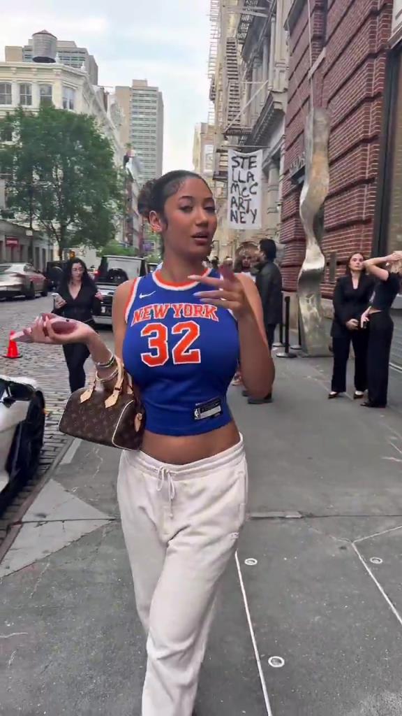 哇塞！一豐滿尼克斯女球迷身穿唐斯球衣，真是太吸引眼球了