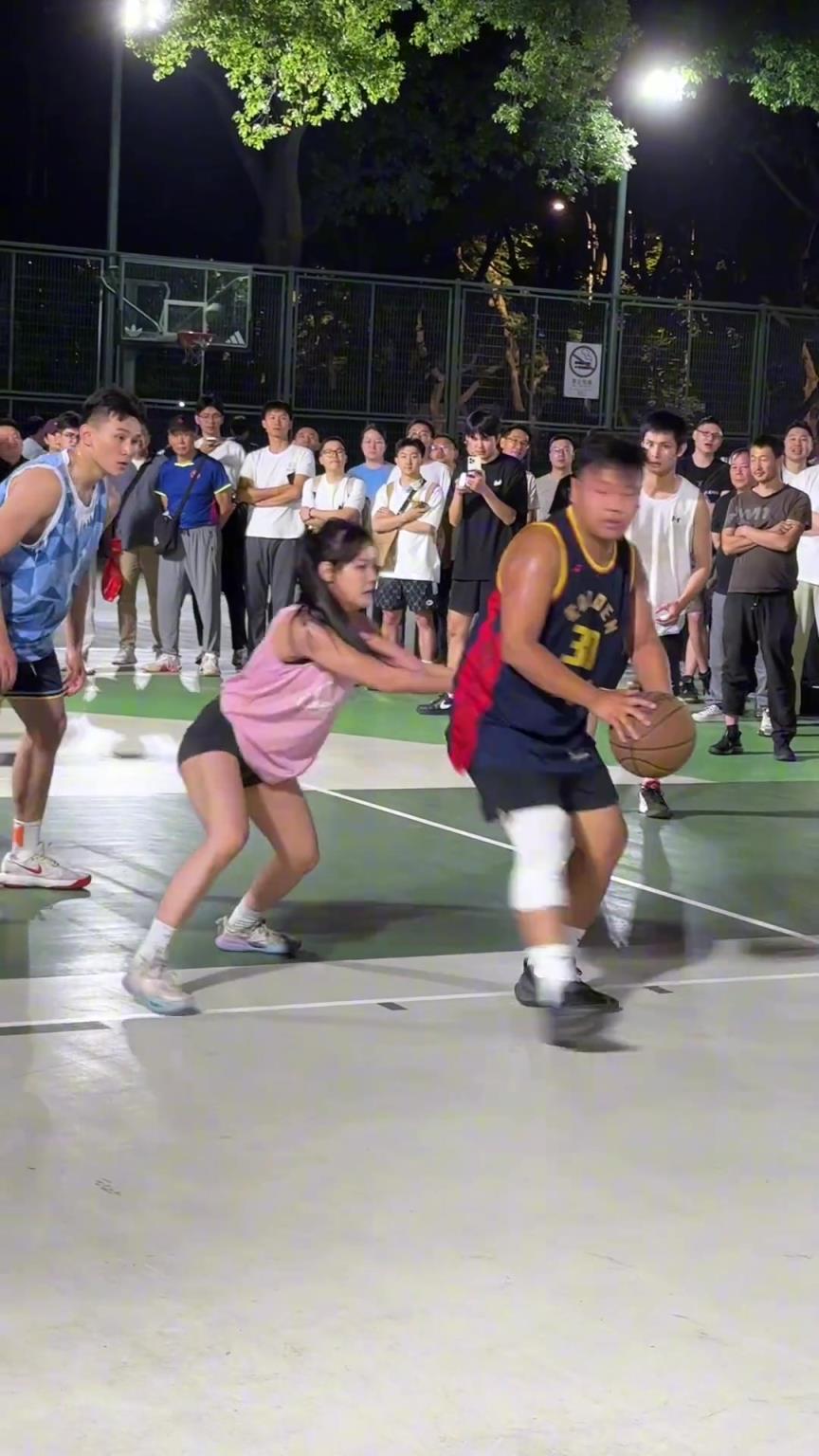 這哥們看見防自己的是女生，一個勁背打，球也不傳了