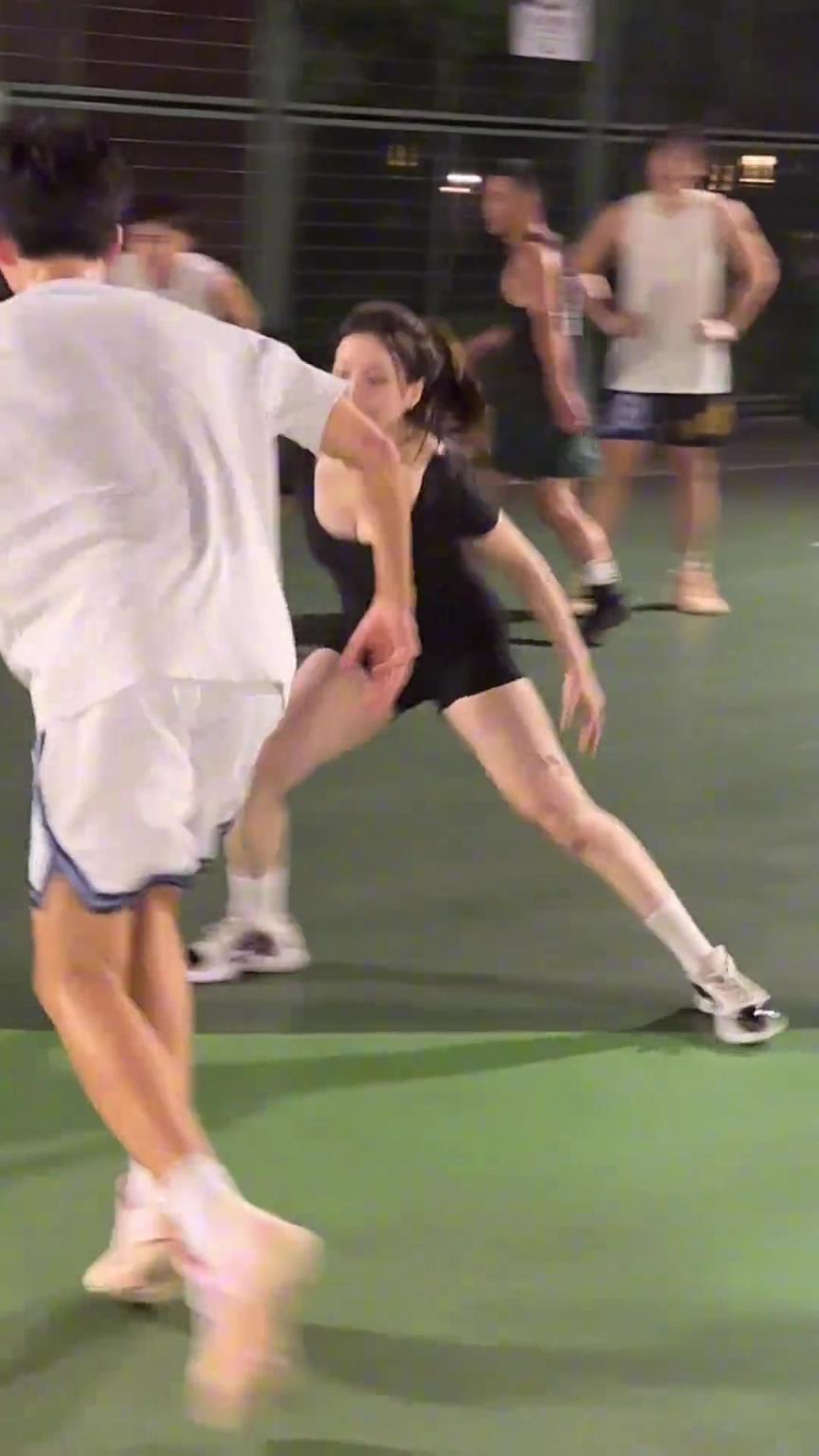 小姐姐防得真兇！瘦點的男生都拿她沒辦法